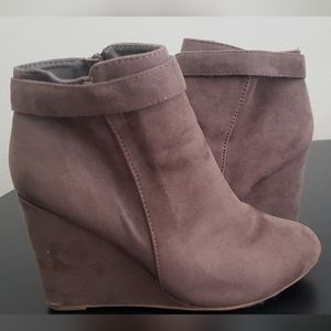 Women's Faux Suede Zipper Side Wedge Booties Size 8.5